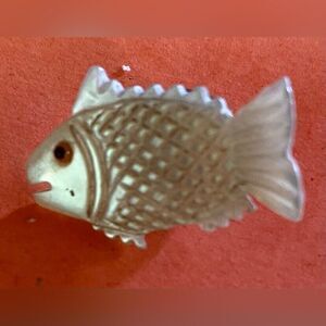 Fish Pin White 1 “ Scales